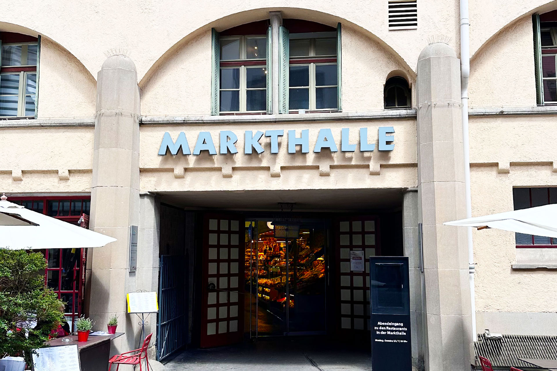 Eingang zur Stuttgarter Markthalle und zum Widmann Käsemarkt Stand.