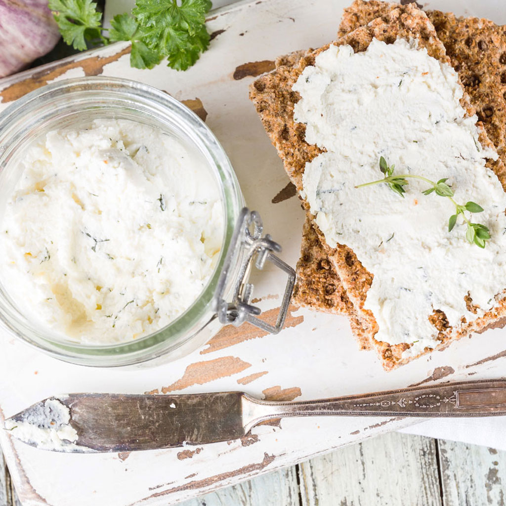 Auswahl verschiedener Frischkäse-Sorten beim Widmann Käsemarkt.