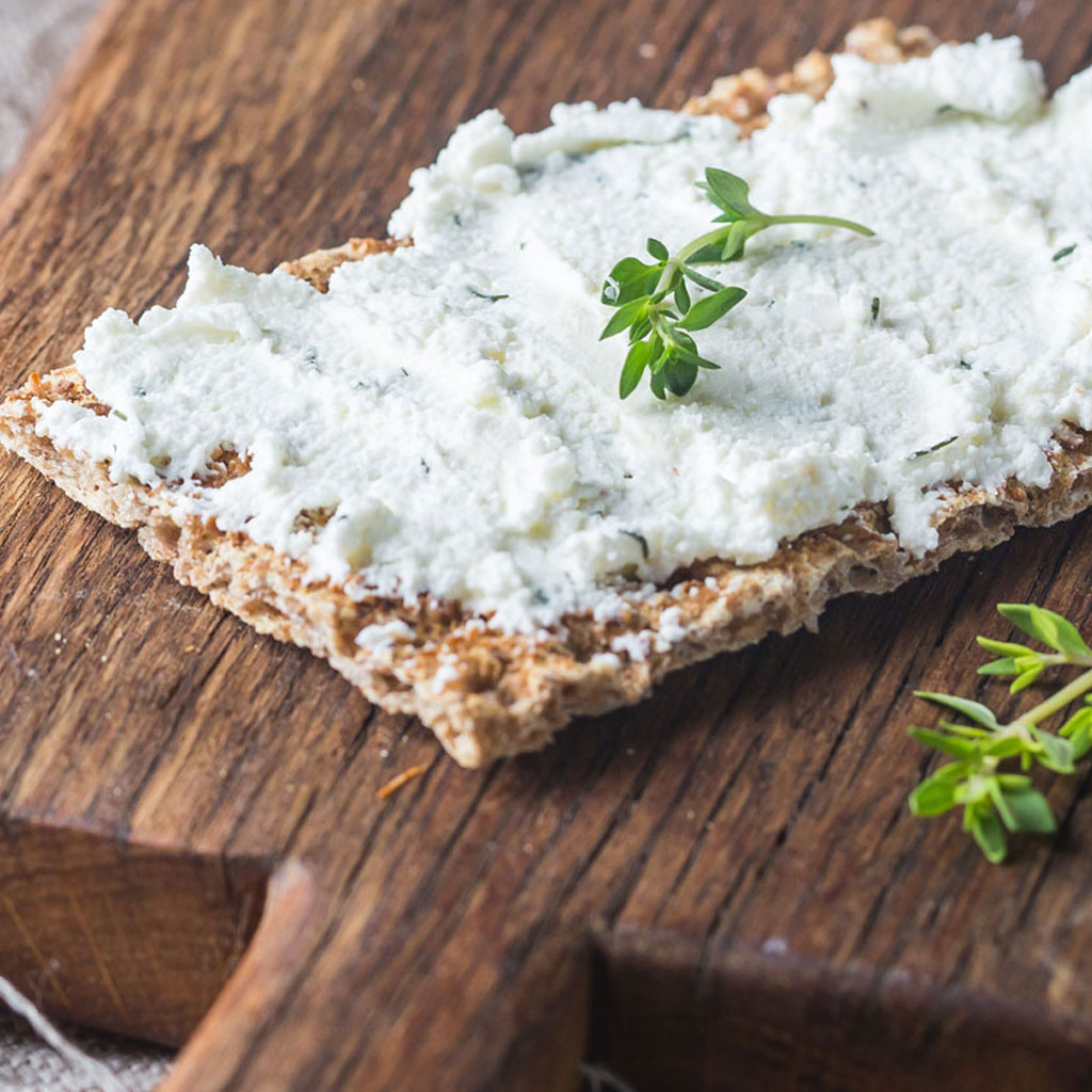Auswahl verschiedener Frischkäsesorten beim Widmann Käsemarkt.