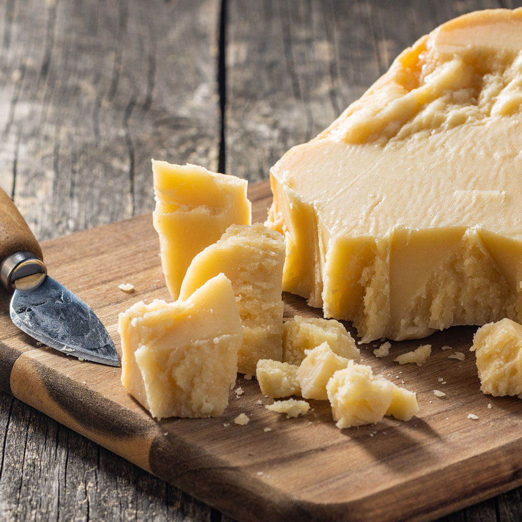 Auswahl verschiedener Hartkäse-Sorten beim Widmann Käsemarkt.