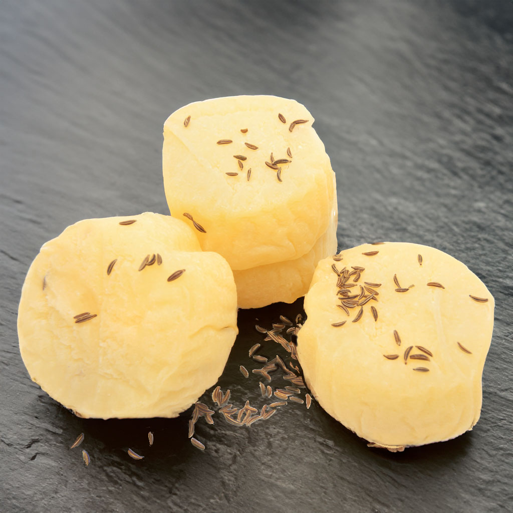 Auswahl von Schmelzkäse und Sauermilchkäse beim Widmann Käsemarkt.