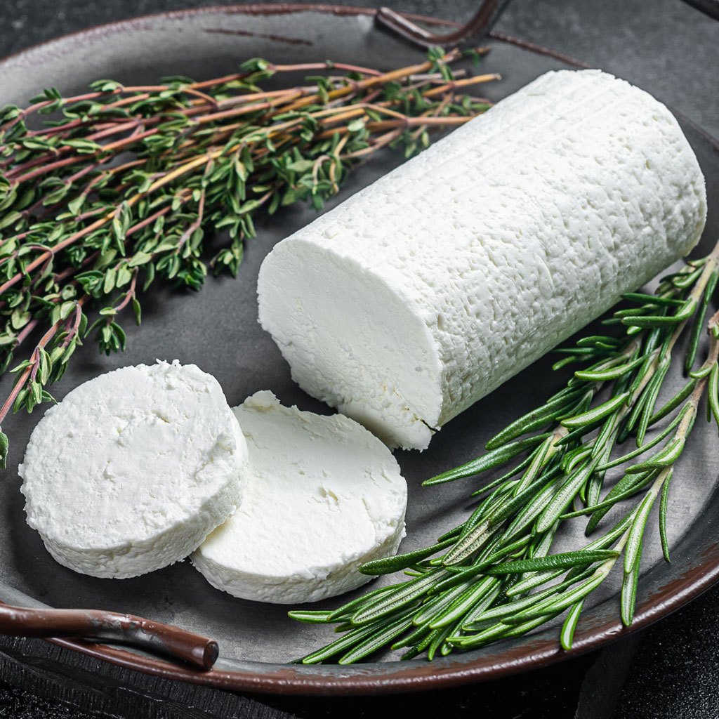 Auswahl verschiedener Schafkäse-Sorten beim Widmann Käsemarkt.