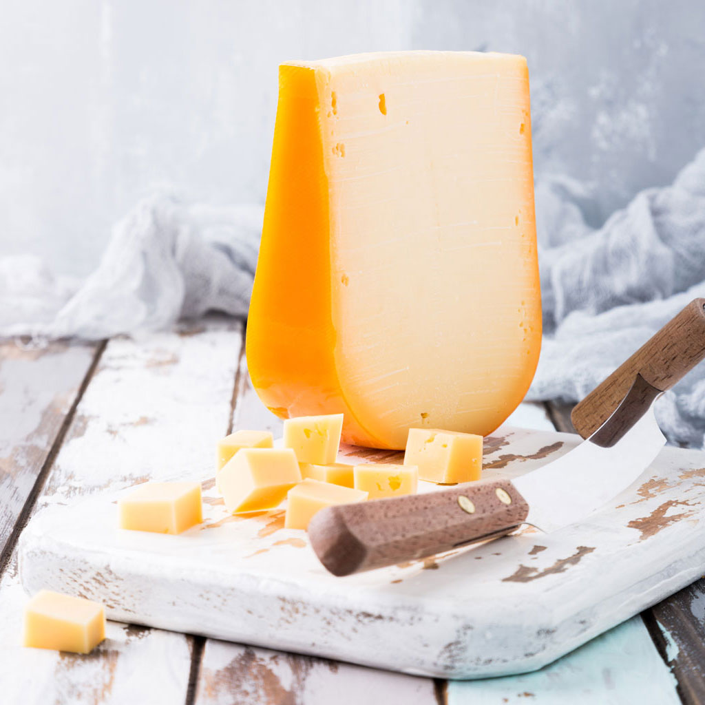 Auswahl verschiedener Schnittkäse-Sorten beim Widmann Käsemarkt.