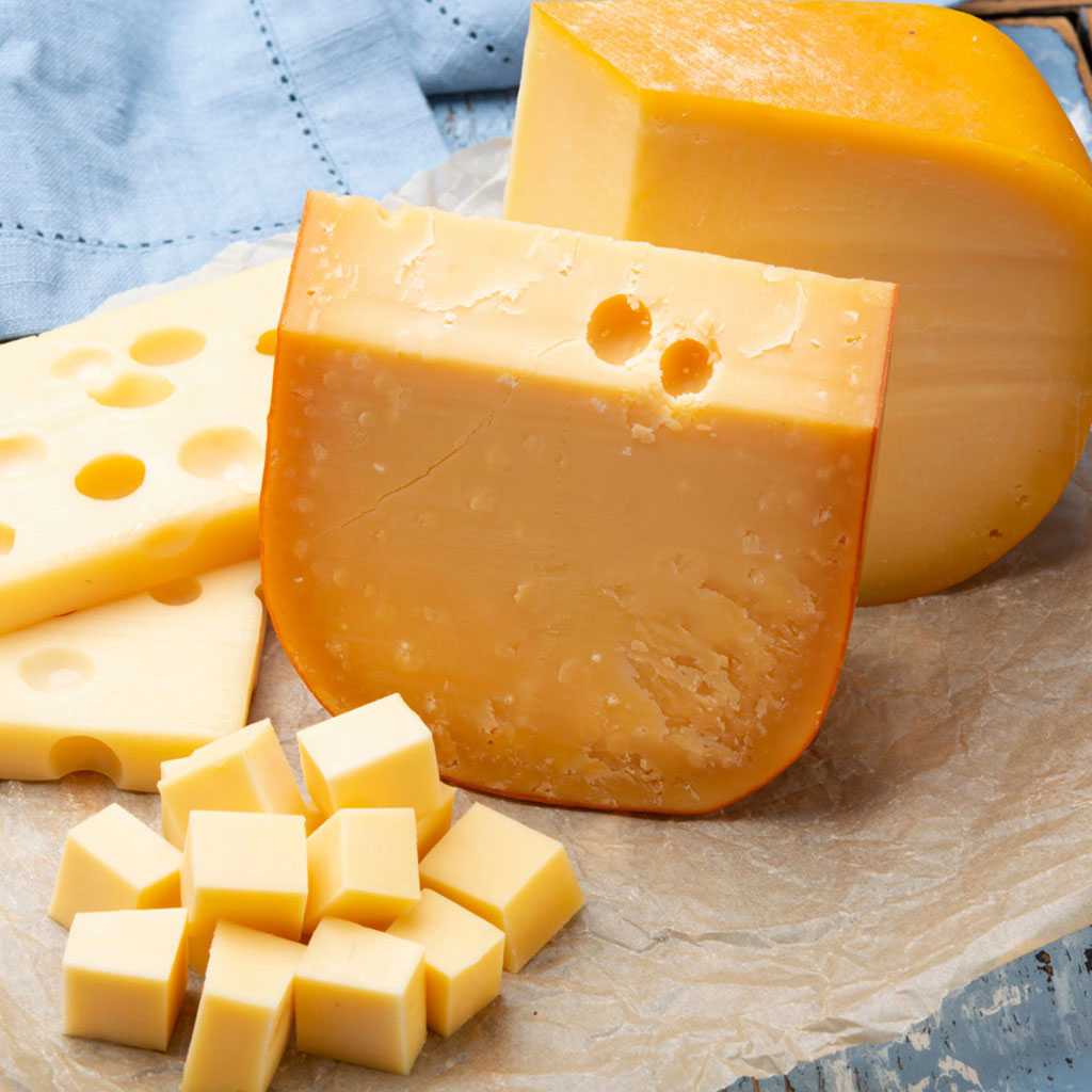 Auswahl verschiedener Schnittkäse-Sorten beim Widmann Käsemarkt.