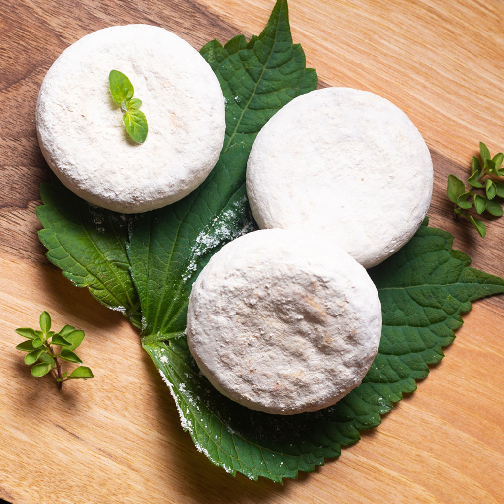 Auswahl verschiedener Halbfester Schnittkäse-Sorten beim Widmann Käsemarkt.