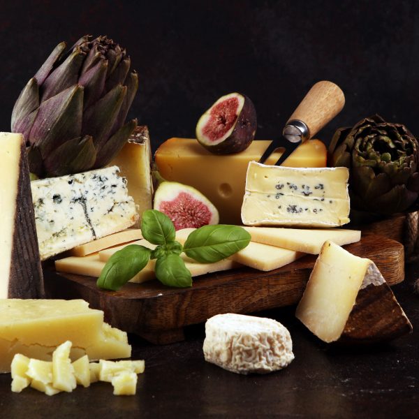 Große Auswahl an verschiedener Käse-Sorten im Widmann Käsemarkt.