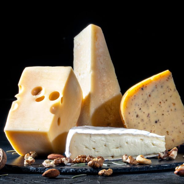 Auswahl an verschiedener Käse-Sorten im Widmann Käsemarkt.