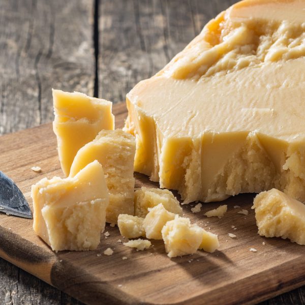 Hartkäse auf einem Holzbrettchen